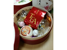 Подарок в круглой коробке с красным чаем